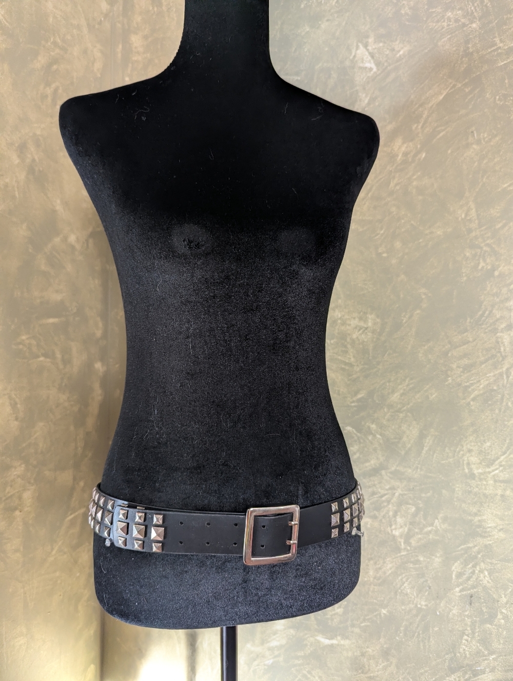 🔥🔥 👀Vintage Black Studded Belt with Silver Hardware 🎸🔥